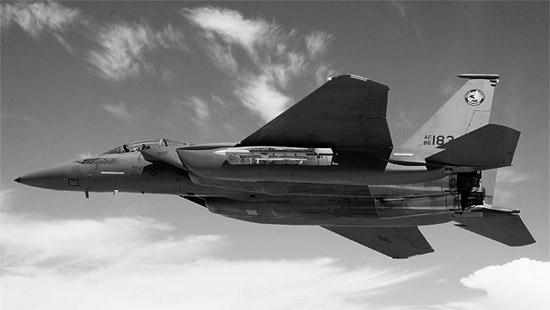 "沉默鹰"战机打开左侧武器舱的瞬间